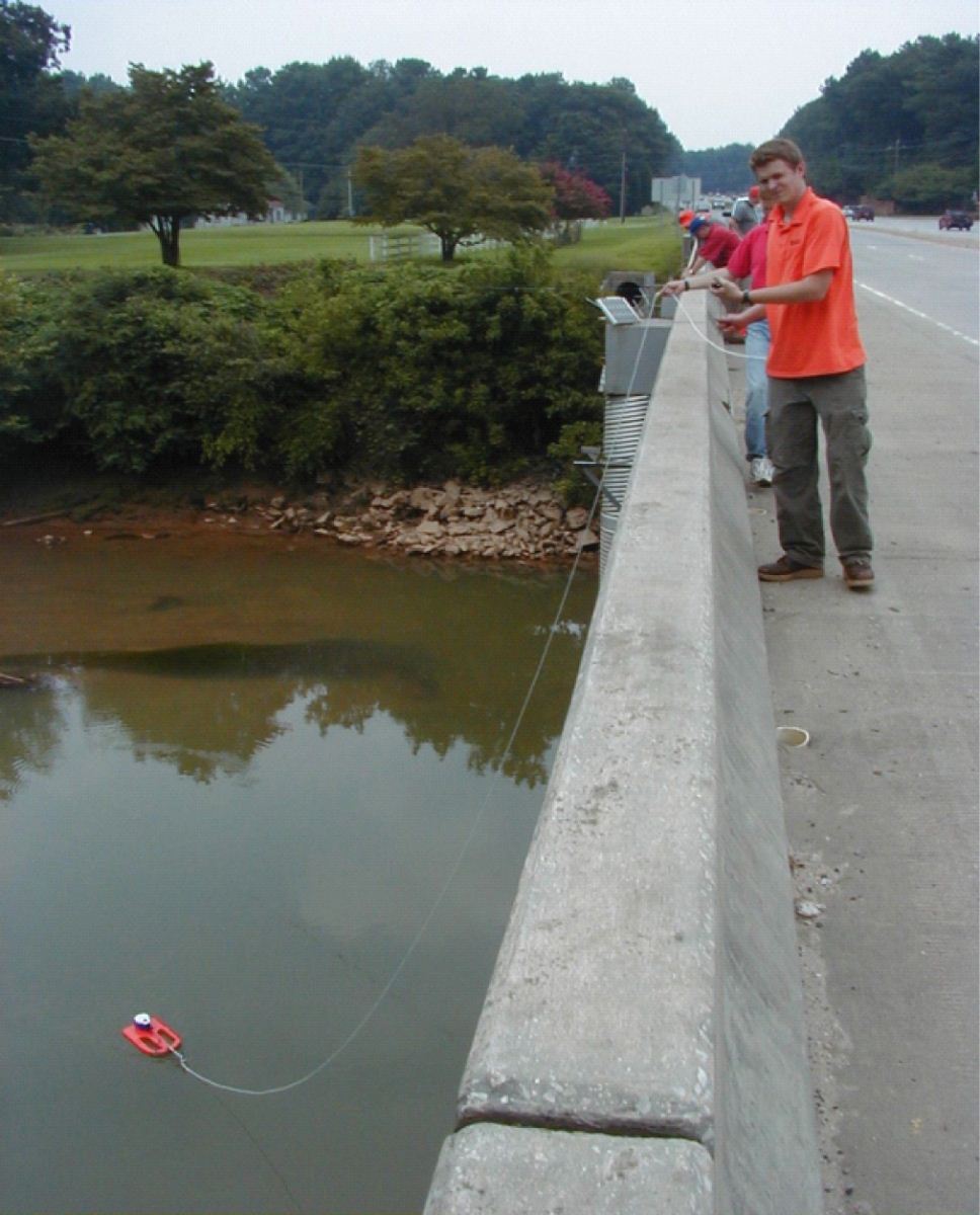 人工拉着测量河道横断面流速和流量