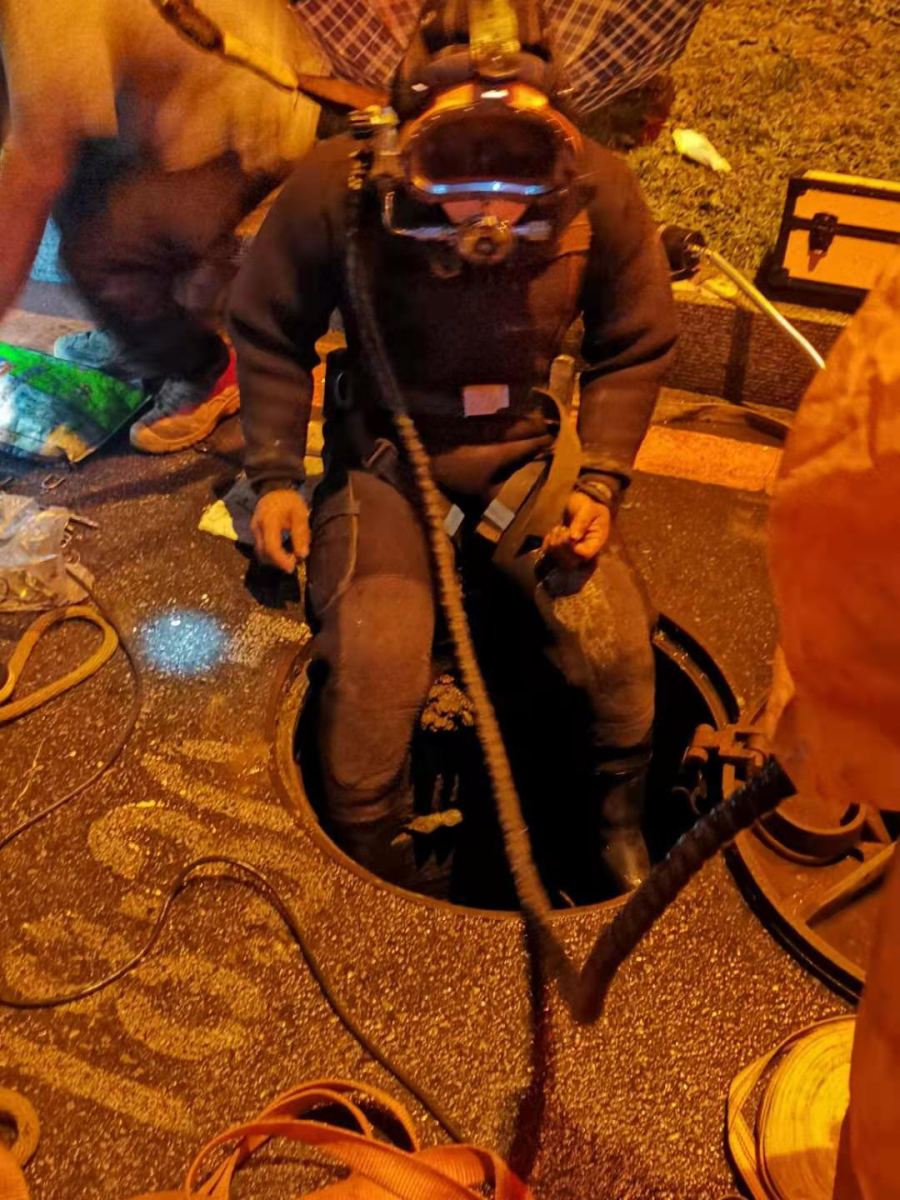 延边市市政污水主管道测量流量-潜水员下井安装
